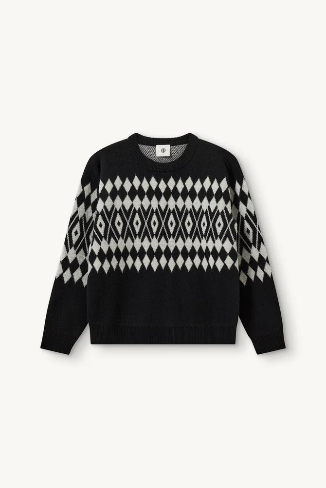Luźny, wełniany sweter Faroe The Garment w geometryczny, kontrastowy wzór. Posiada okrągły dekolt, opadające ramiona i długie rękawy. Wykończony ściągaczami. Sweter ma prosty krój i długość za biodra. Wykonany z grubej i miękkiej, wełnianej dzianiny z kaszmirem