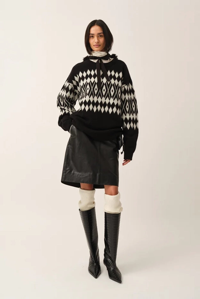 Luźny, wełniany sweter Faroe The Garment w geometryczny, kontrastowy wzór. Posiada okrągły dekolt, opadające ramiona i długie rękawy. Wykończony ściągaczami. Sweter ma prosty krój i długość za biodra. Wykonany z grubej i miękkiej, wełnianej dzianiny z kaszmirem