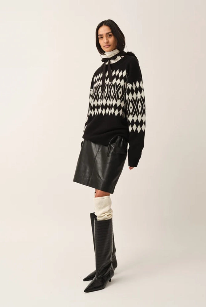 Luźny, wełniany sweter Faroe The Garment w geometryczny, kontrastowy wzór. Posiada okrągły dekolt, opadające ramiona i długie rękawy. Wykończony ściągaczami. Sweter ma prosty krój i długość za biodra. Wykonany z grubej i miękkiej, wełnianej dzianiny z kaszmirem