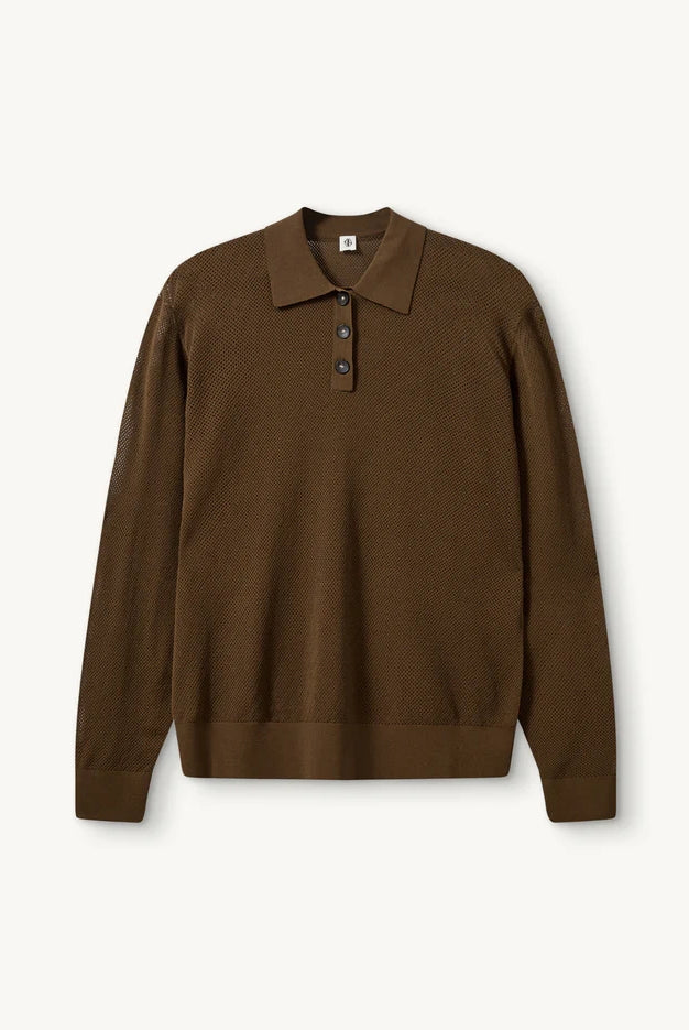 Luźna bluzka polo z kołnierzykiem Madison The Garment. Przy dekolcie zapinana na guziki. Bluzka ma luźny fason i prosty krój. Wykonana z cienkiej dzianiny z drobnym, ażurowym wzorem