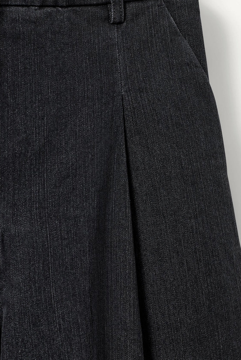 Luźne, proste spodnie The Garment Merci z wysokim stanem i szerokimi, prostymi nogawkami. Z przodu, poniżej paska znajdują się eleganckie zaszewki. Zapinane na klasyczny zamek błyskawiczny i guzik. Spodnie posiadają kieszenie boczne, kieszeń z tyłu zapinaną na guzik oraz szlufki, umożliwiające dodanie paska. Wykonane z tkaniny z bawełną organiczną
