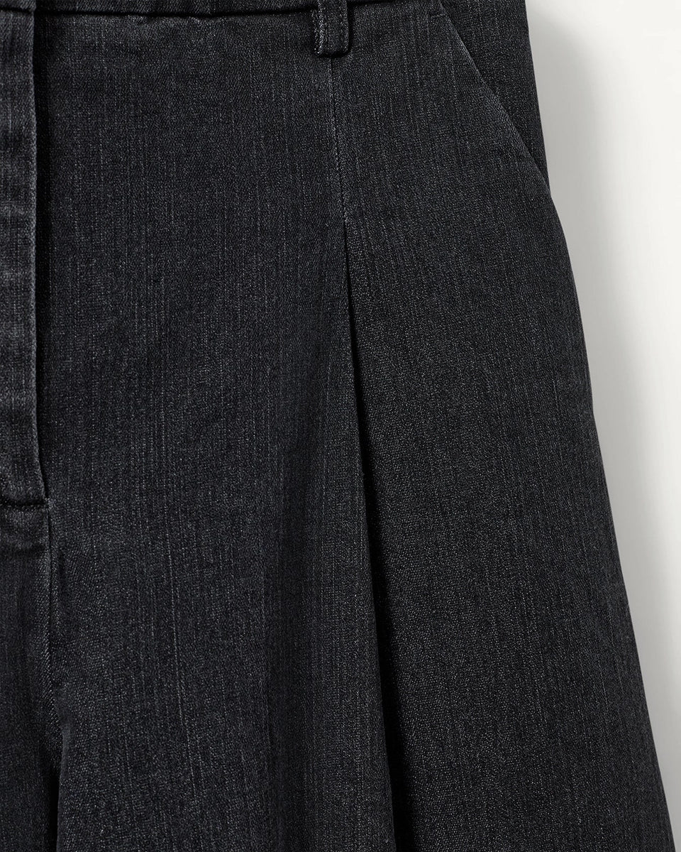 Luźne, proste spodnie The Garment Merci z wysokim stanem i szerokimi, prostymi nogawkami. Z przodu, poniżej paska znajdują się eleganckie zaszewki. Zapinane na klasyczny zamek błyskawiczny i guzik. Spodnie posiadają kieszenie boczne, kieszeń z tyłu zapinaną na guzik oraz szlufki, umożliwiające dodanie paska. Wykonane z tkaniny z bawełną organiczną