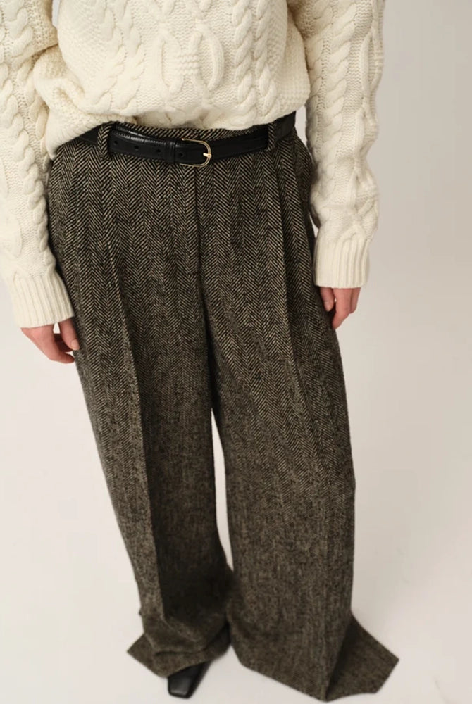 Szerokie, garniturowe spodnie York The Garment z wysokim stanem, zakładkami i długą, prostą nogawką z rozcięciami u dołu. Wykonane z teksturalnej tkaniny z wełną we wzór w jodełkę. Idealne do mokasynów i luźnego swetra lub przylegającego t-shirtu