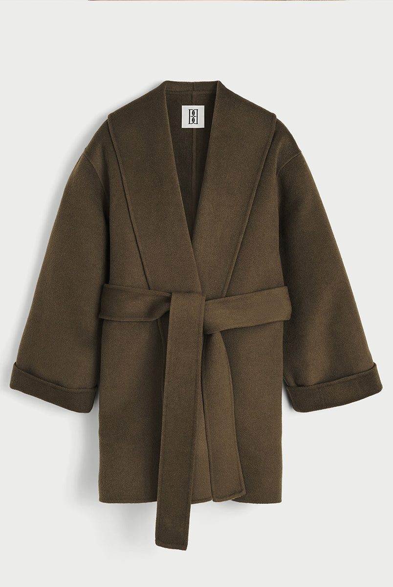 Minimalistyczny, a zarazem obszerny płaszcz Trinelle By Malene Birger Hunt. Wykonany z wełny typu double-face, wyróżnia się szerokim kołnierzem szalowym, wywijanymi mankietami i obniżoną linią ramion. Całość dopełnia odpinany pasek. Bez podszewki. Płaszcz stanowi zarówno wyrazisty element stylizacji, jak i uniwersalną bazę.
-Obniżona linia ramion
-Odpinany pasek
-100% wełna 