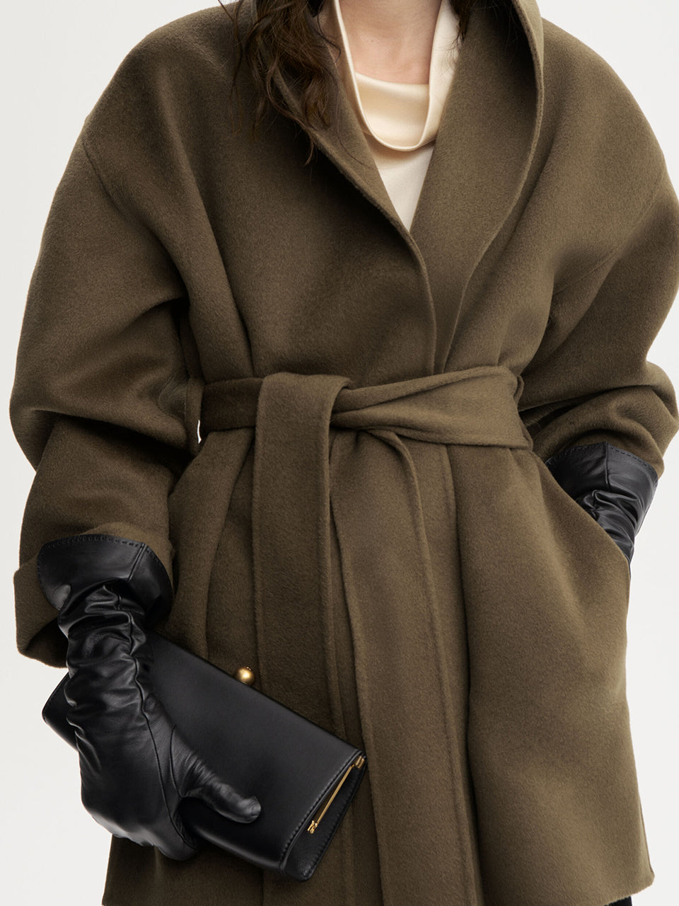 Minimalistyczny, a zarazem obszerny płaszcz Trinelle By Malene Birger Hunt. Wykonany z wełny typu double-face, wyróżnia się szerokim kołnierzem szalowym, wywijanymi mankietami i obniżoną linią ramion. Całość dopełnia odpinany pasek. Bez podszewki. Płaszcz stanowi zarówno wyrazisty element stylizacji, jak i uniwersalną bazę.
-Obniżona linia ramion
-Odpinany pasek
-100% wełna 