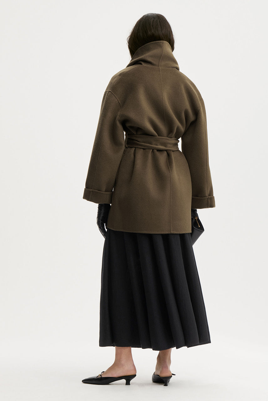 Minimalistyczny, a zarazem obszerny płaszcz Trinelle By Malene Birger Hunt. Wykonany z wełny typu double-face, wyróżnia się szerokim kołnierzem szalowym, wywijanymi mankietami i obniżoną linią ramion. Całość dopełnia odpinany pasek. Bez podszewki. Płaszcz stanowi zarówno wyrazisty element stylizacji, jak i uniwersalną bazę.
-Obniżona linia ramion
-Odpinany pasek
-100% wełna 