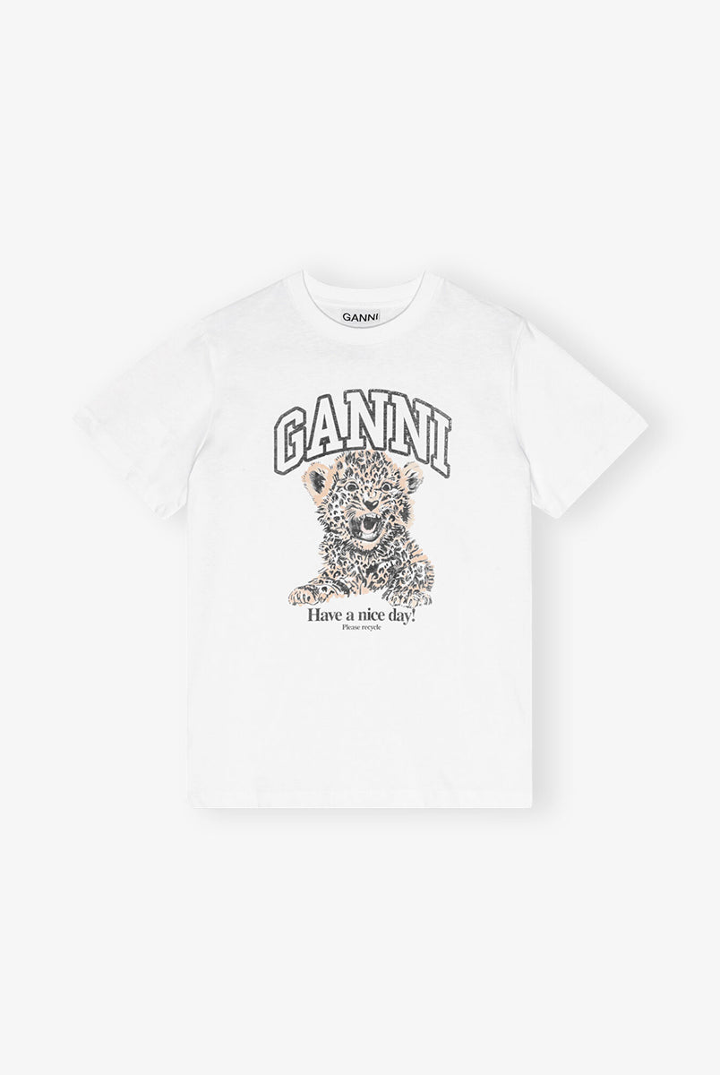 Luźny, bawełniany, biały t-shirt BASIC COTTON JERSEY Leopard GANNI z okrągłym dekoltem i krótkim, szerokim rękawem. Z przodu posiada uroczą grafikę oraz logo GANNI. Wykonany z miękkiej bawełny organicznej. Idealny z jeansami lub spódnicą.
-Luźny fason
-Miękka bawełna organiczna
-Zamów t-shirt w swoim standardowym rozmiarze. Jeśli chcesz, żeby był bardziej oversizowy - zamów go w większym rozmiarze.