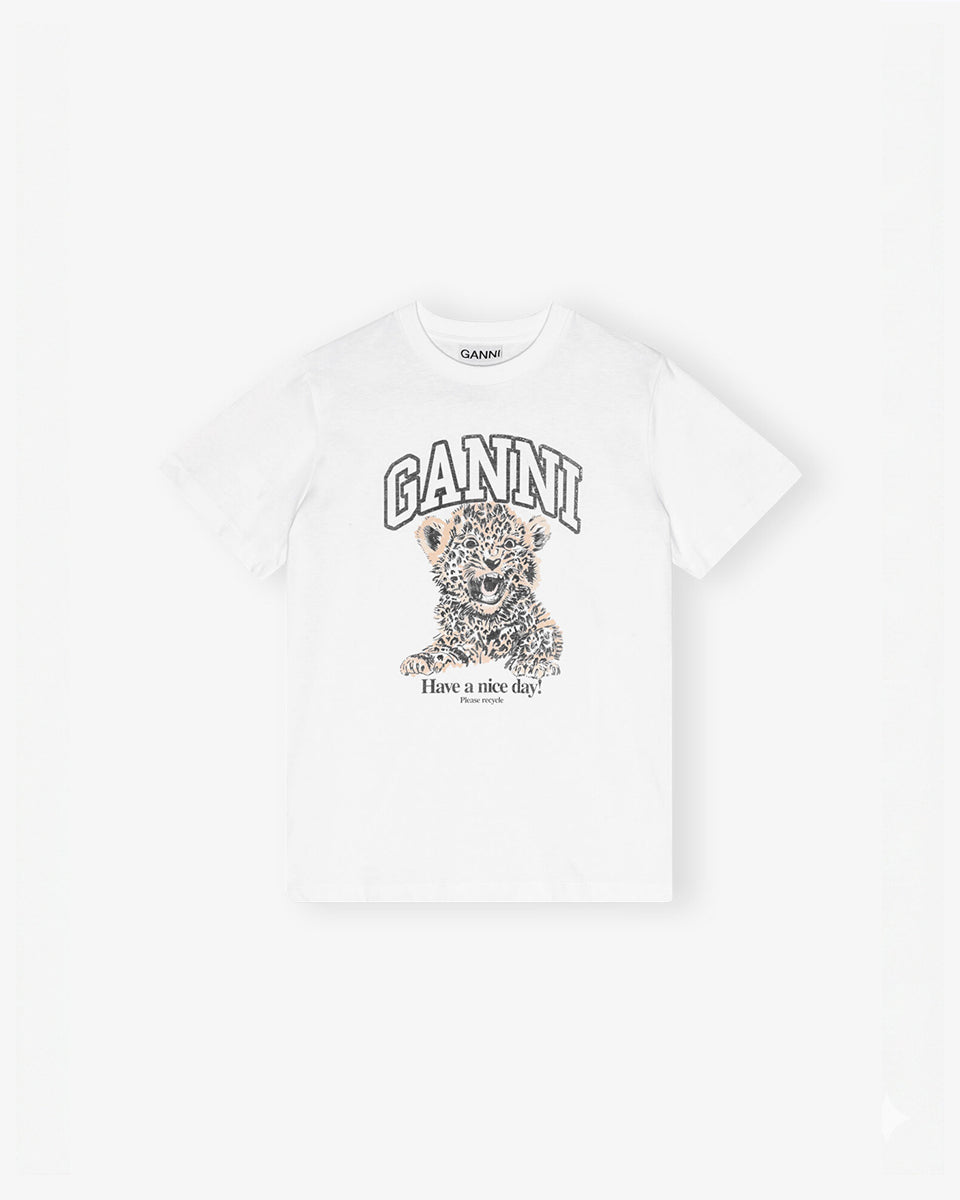 Luźny, bawełniany, biały t-shirt BASIC COTTON JERSEY Leopard GANNI z okrągłym dekoltem i krótkim, szerokim rękawem. Z przodu posiada uroczą grafikę oraz logo GANNI. Wykonany z miękkiej bawełny organicznej. Idealny z jeansami lub spódnicą.
-Luźny fason
-Miękka bawełna organiczna
-Zamów t-shirt w swoim standardowym rozmiarze. Jeśli chcesz, żeby był bardziej oversizowy - zamów go w większym rozmiarze.