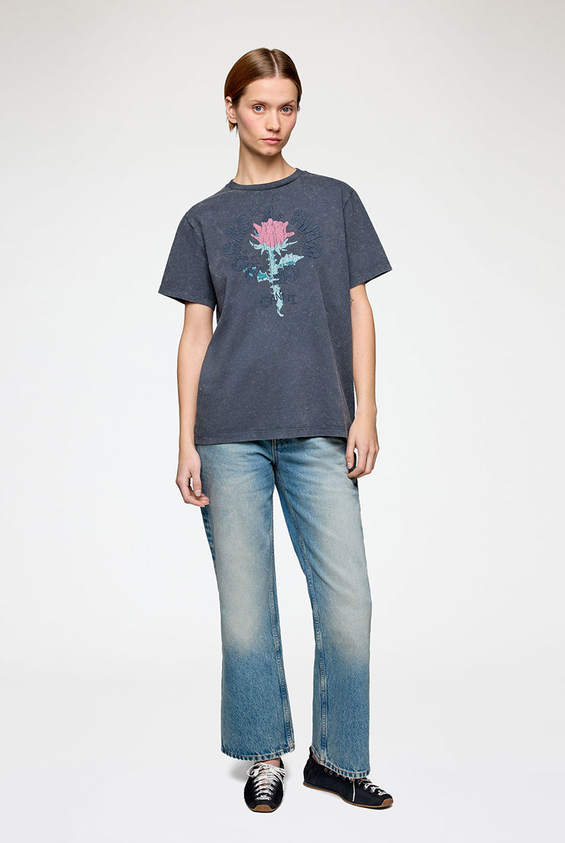 Luźny, bawełniany t-shirt with Rose Phantom GANNI z okrągłym dekoltem i krótkim, szerokim rękawem. Z przodu posiada grafikę róży, haft ,a ring of roses' oraz haft z logo GANNI. Ma niejednolity kolor, z efektem sprania.
-Luźny krój
-100% bawełna
-Zamów t-shirt w swoim standardowym rozmiarze. Jeśli chcesz, żeby był bardziej oversizowy - zamów go w większym rozmiarze.