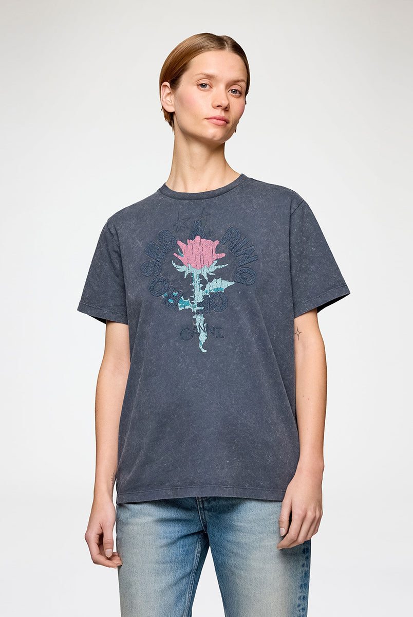 Luźny, bawełniany t-shirt with Rose Phantom GANNI z okrągłym dekoltem i krótkim, szerokim rękawem. Z przodu posiada grafikę róży, haft ,a ring of roses' oraz haft z logo GANNI. Ma niejednolity kolor, z efektem sprania.
-Luźny krój
-100% bawełna
-Zamów t-shirt w swoim standardowym rozmiarze. Jeśli chcesz, żeby był bardziej oversizowy - zamów go w większym rozmiarze.