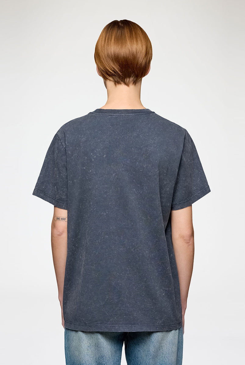 Luźny, bawełniany t-shirt with Rose Phantom GANNI z okrągłym dekoltem i krótkim, szerokim rękawem. Z przodu posiada grafikę róży, haft ,a ring of roses' oraz haft z logo GANNI. Ma niejednolity kolor, z efektem sprania.
-Luźny krój
-100% bawełna
-Zamów t-shirt w swoim standardowym rozmiarze. Jeśli chcesz, żeby był bardziej oversizowy - zamów go w większym rozmiarze.