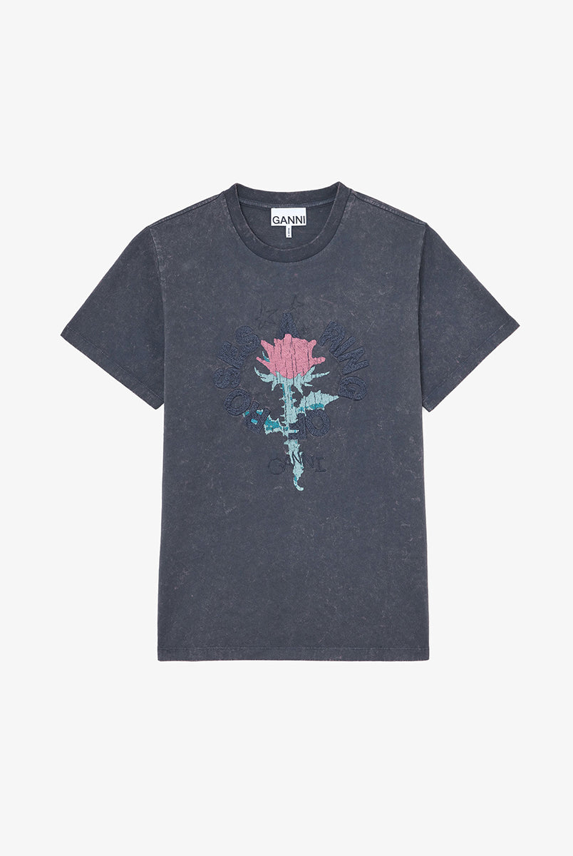 Luźny, bawełniany t-shirt with Rose Phantom GANNI z okrągłym dekoltem i krótkim, szerokim rękawem. Z przodu posiada grafikę róży, haft ,a ring of roses' oraz haft z logo GANNI. Ma niejednolity kolor, z efektem sprania.
-Luźny krój
-100% bawełna
-Zamów t-shirt w swoim standardowym rozmiarze. Jeśli chcesz, żeby był bardziej oversizowy - zamów go w większym rozmiarze.