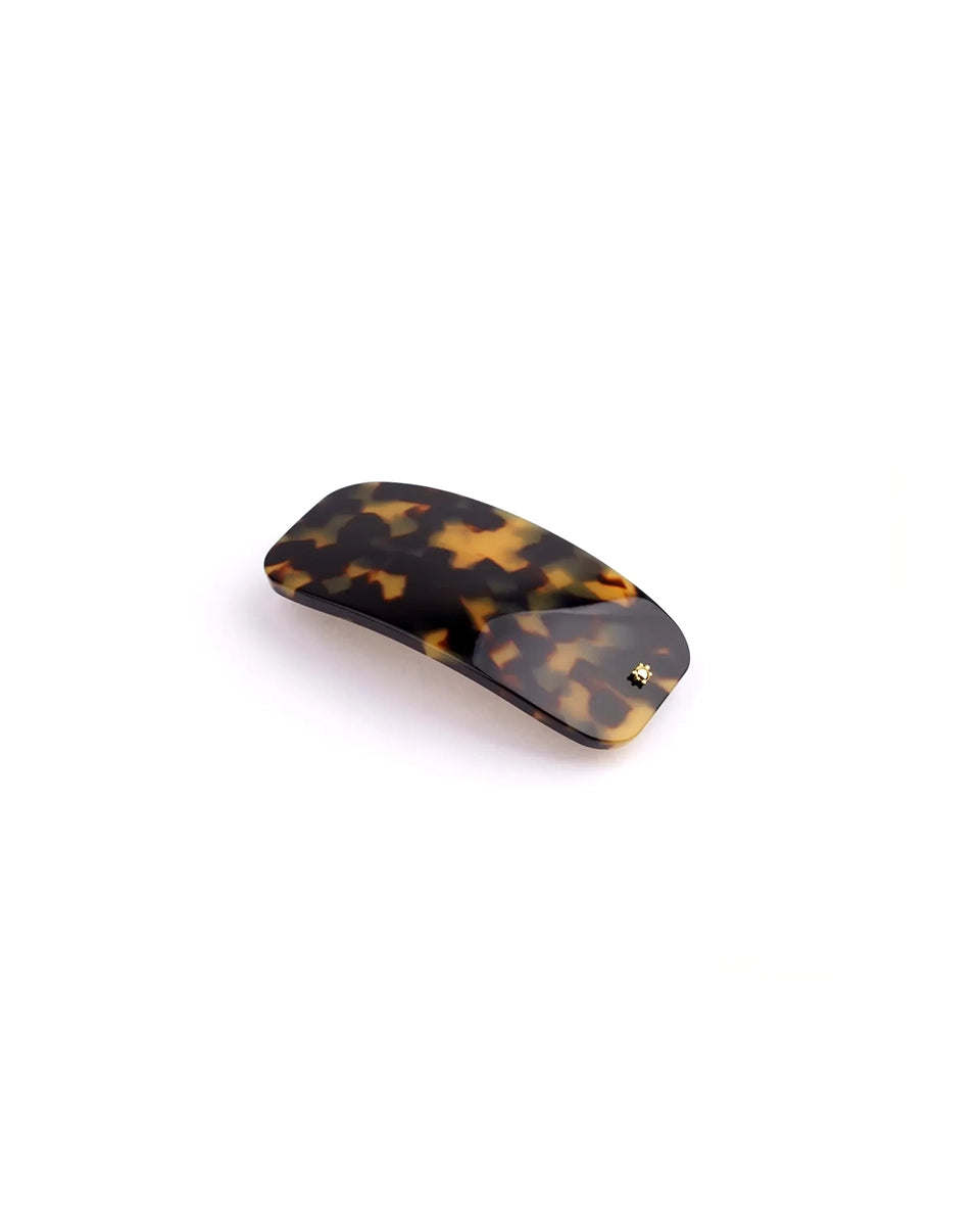 Ręcznie wykonana, minimalistyczna spinka w stylu vintage Turtle Story. Zapinana za pomocą automatycznego zapięcia. Wykonana z włoskiego, biodegradowalnego, nie ropopochodnego octanu celulozy. Dekorowana niewielką, złotą aplikacją o kształcie żółwia będącego znakiem rozpoznawczym marki. 