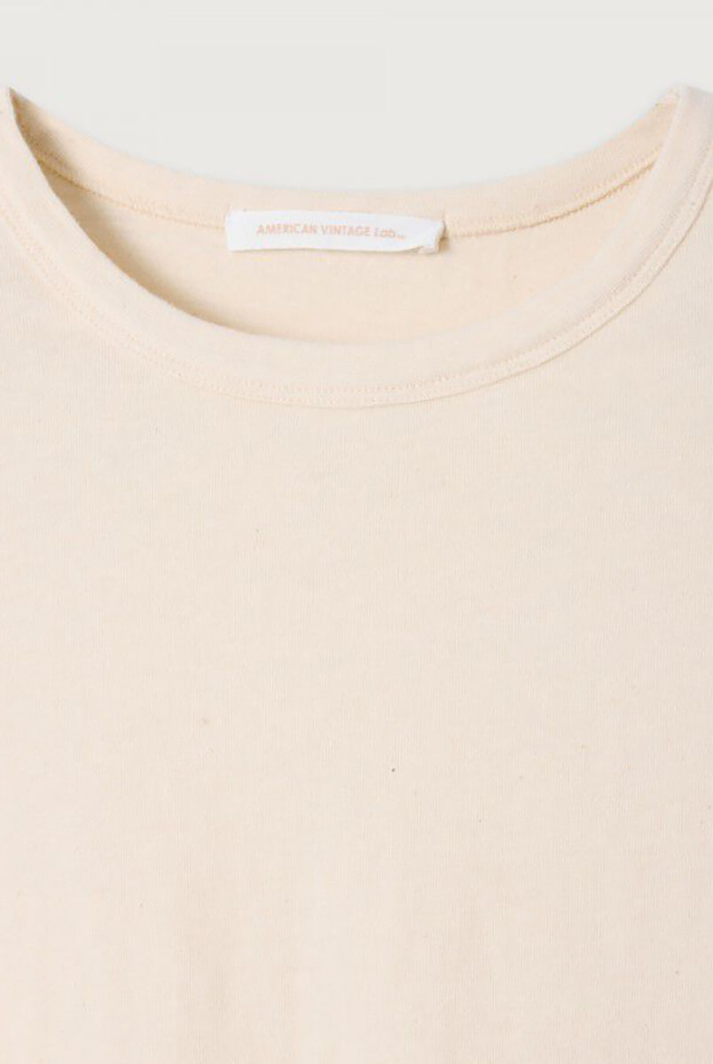 Lekki, dopasowany T-shirt UDA02 Ecru francuskiej marki American Vintage z długim rękawem i okrągłym dekoltem. Wykonany z miękkiej, elastycznej bawełny, dzięki czemu idealnie dopasowuje się do sylwetki. Idealny do codziennych, jak i bardziej formalnych stylizacji. 