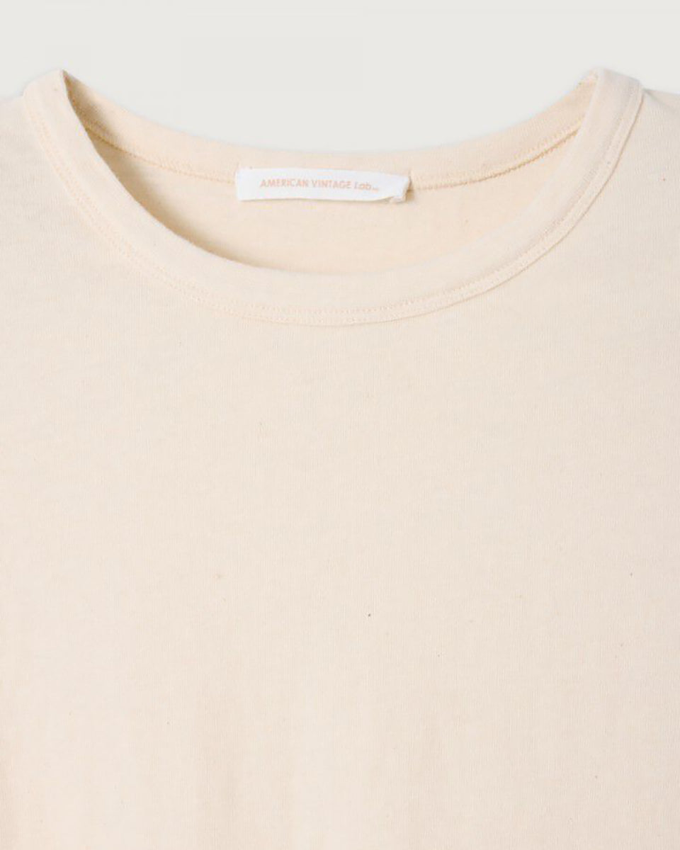 Lekki, dopasowany T-shirt UDA02 Ecru francuskiej marki American Vintage z długim rękawem i okrągłym dekoltem. Wykonany z miękkiej, elastycznej bawełny, dzięki czemu idealnie dopasowuje się do sylwetki. Idealny do codziennych, jak i bardziej formalnych stylizacji. 