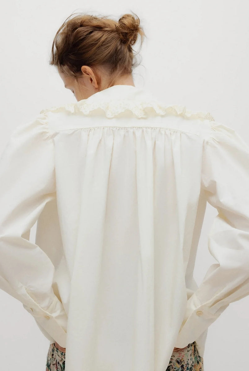 Romantyczna bluzka Vega TNS Whisper White wykonana z miękkiej, przewiewnej bawełny. Wyróżnia się swobodnym krojem oraz eleganckim dekoltem w kształcie litery V, wykończonym delikatnymi falbanami, które dodają całości faktury i ponadczasowej kobiecości. Delikatnie marszczone ramiona oraz obszerne długie rękawy zakończone dopasowanymi mankietami nadają sylwetce wdzięku. Bluzka doskonale sprawdzi się w codziennych stylizacjach, jak i podczas bardziej uroczystych okazji.
-Dekolt w kształcie litery V
-Delikatn