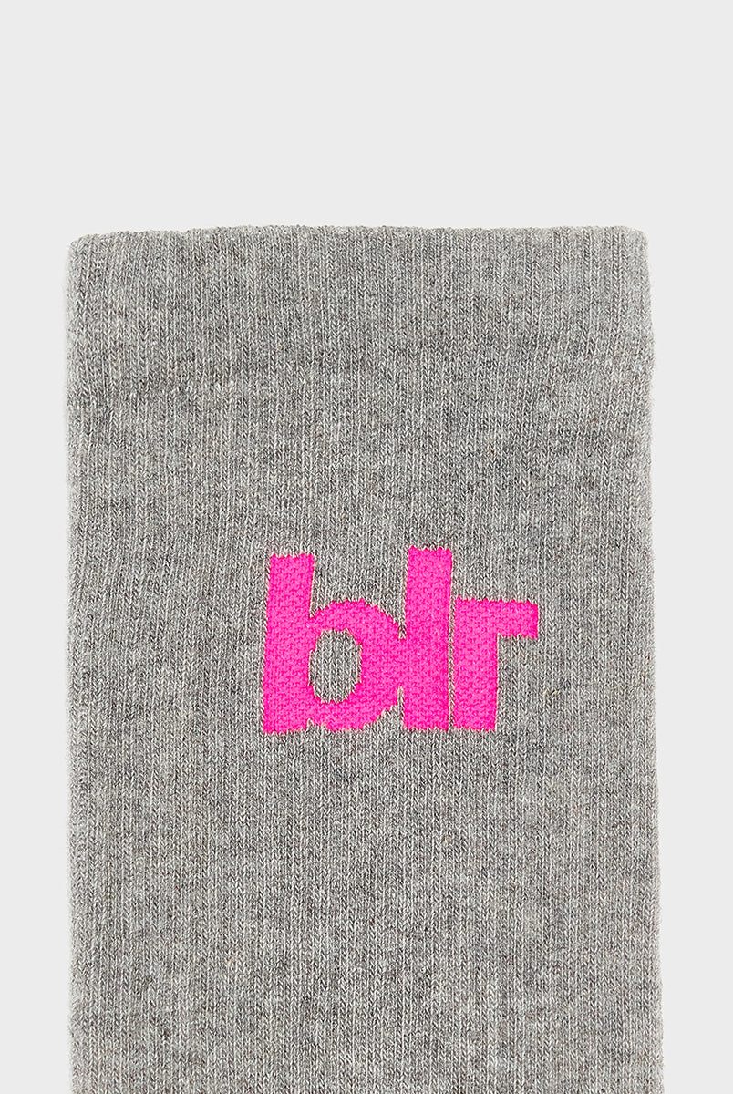 Średniej długości, prążkowane skarpetki Vem Mid Grey BELLEROSE z logo marki. 