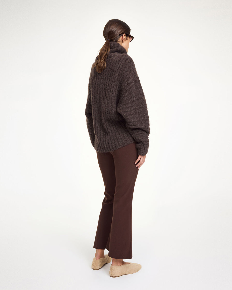 Wygodne, elastyczne spodnie Vilanna Coffee Brown By Malene Birger w czekoladowym kolorze. Mają średni stan i rozszerzaną, skróconą nogawkę. Noś je z oversizową marynarką lub swetrem.
-Krótki krój
-Średni stan
-Rozszerzana nogawka
-Zamów spodnie w swoim standardowym rozmiarze