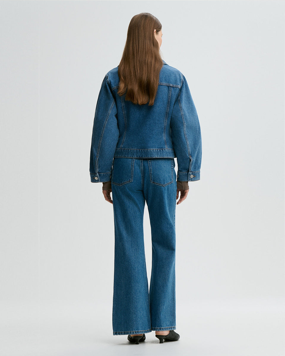 Klasyczna, jeansowa kurtka Villies Denim Blue By Malene Birger z zaokrąglonym kołnierzykiem, szerokimi rękawami i lekko dopasowanym krojem w talii. Długość kurtki sięga do bioder, co dobrze komponuje się ze spodniami z wysokim stanem. Posiada dwie, naszywane kieszenie z klapkami na piersiach. Zapinana na metalowe guziki. Wykonana z bawełny organicznej.
-Klasyczny krój
-Lekko taliowana
-Zamów w swoim standardowym rozmiarze