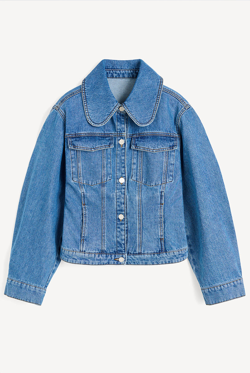 Klasyczna, jeansowa kurtka Villies Denim Blue By Malene Birger z zaokrąglonym kołnierzykiem, szerokimi rękawami i lekko dopasowanym krojem w talii. Długość kurtki sięga do bioder, co dobrze komponuje się ze spodniami z wysokim stanem. Posiada dwie, naszywane kieszenie z klapkami na piersiach. Zapinana na metalowe guziki. Wykonana z bawełny organicznej.
-Klasyczny krój
-Lekko taliowana
-Zamów w swoim standardowym rozmiarze