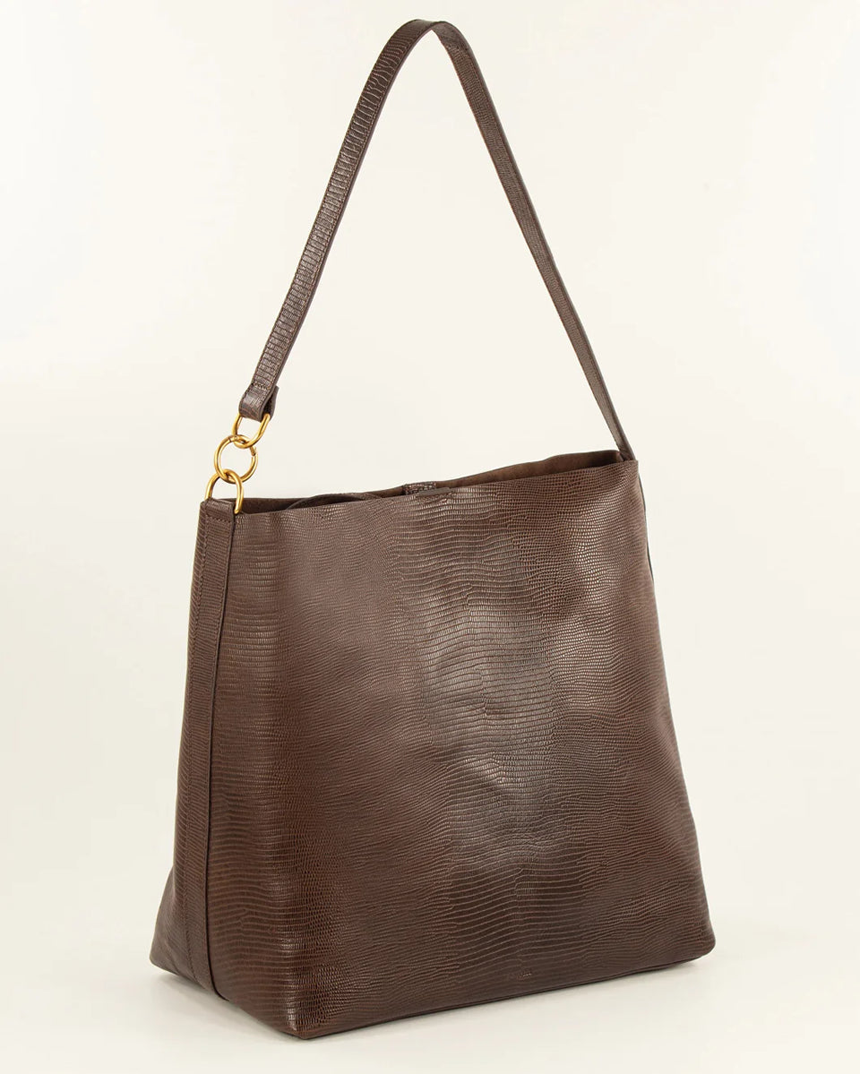 Duża torba typu tote Vita Mia Browny Lezard z nadrukiem imitującym skórę jaszczurki. Zapięcie na zatrzask. Posiada dużą komorę centralną z odpinaną kieszonką, zapinaną na zamek. Z tyłu torby wytłoczone jest logo marki. 