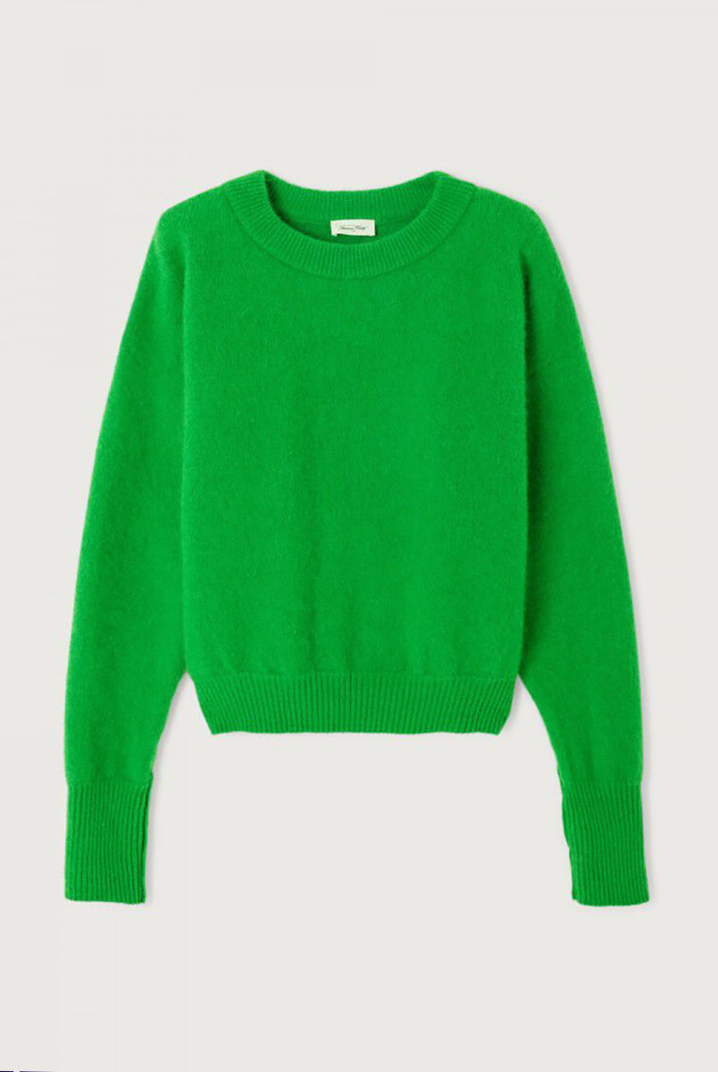 Miękki, luźny sweter Vitow Clover marki American Vintage o puszystym splocie, z długim rękawem i dekoltem w łódkę. Wykończony ściągaczami. Wykonany z wysokiej jakości dzianiny z alpaką i wełną. Można go nosić z jeansami lub spódnicą, zarówno w swobodnym, jak i bardziej eleganckim wydaniu. 