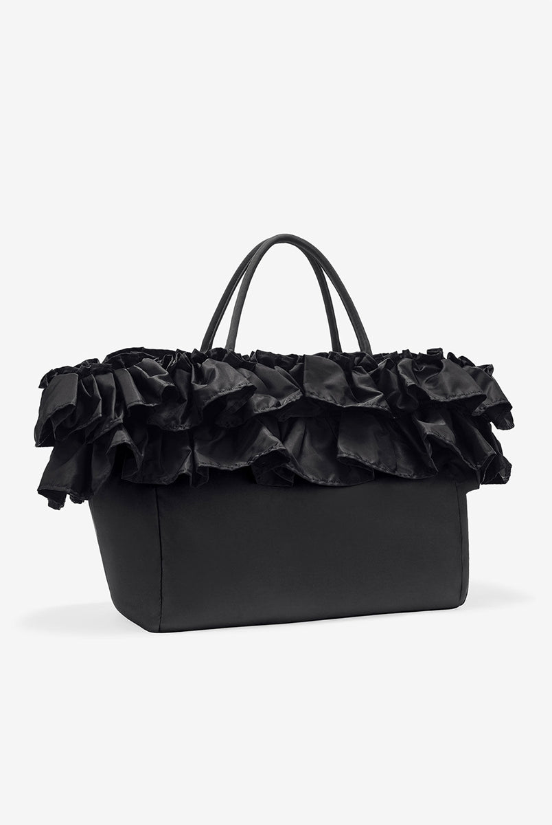 Torba typu tote 7188 XXL Shopper Black marki GANNI z uchwytami. Posiada jedną dużą komorę z wewnętrzną kieszenią zapinaną na zamek. U dołu znajduje się niewielkie logo marki. Wyjątkowości dodaje zdobienie w postaci falbanek. Zaprojektowana, aby pomieścić telefon, portfel, okulary przeciwsłoneczne, klucze, butelkę z wodą, saszetkę, strój sportowy i laptopa.