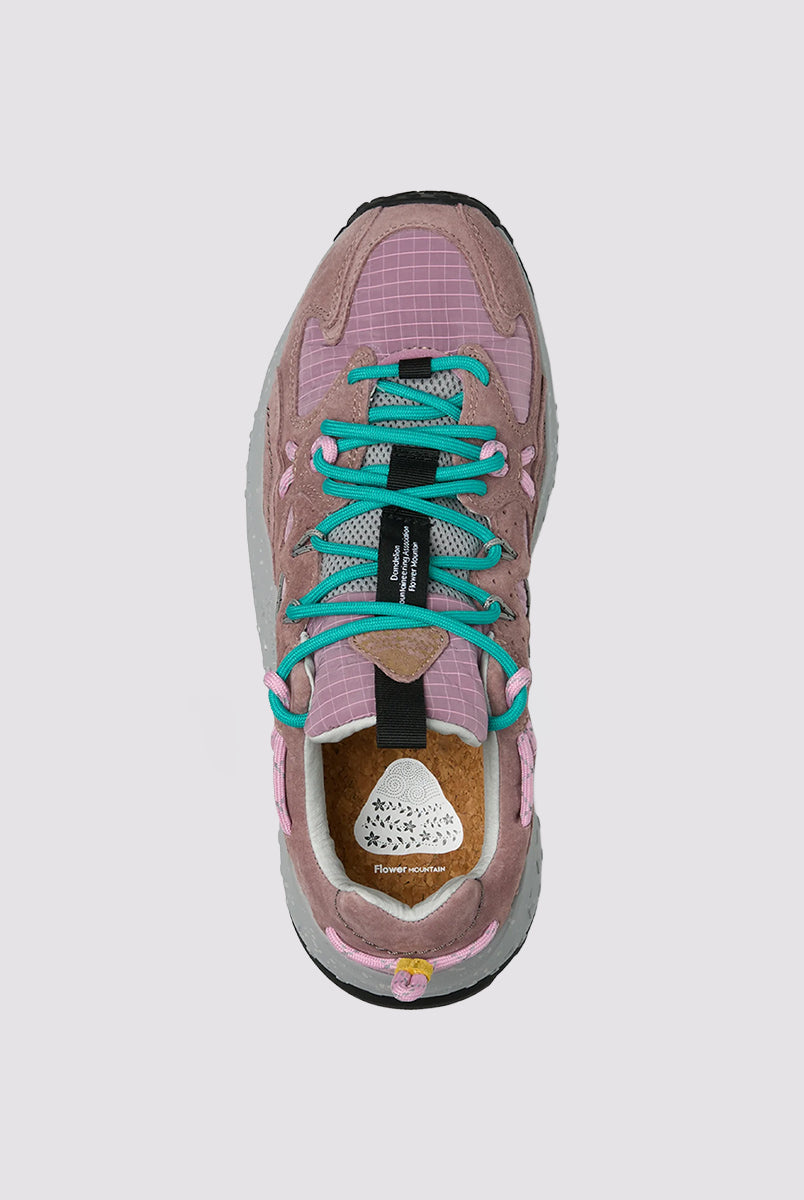 Sneakersy Yamabushi japońskiej marki Flower Mountain z gumowym, traktorowym spodem. Te buty łączą tkaninę ripstop i dopasowane kolorystycznie nakładki z zamszu z ultralekką gumową podeszwą, zapewniającą lekkość, przyczepność i całodzienny komfort. Wiązane za pomocą sznurówek inspirowanych obuwiem trekkingowym. Wewnątrz posiadają antybakteryjną, naturalną wkładkę z korka.
-Rozmiarówka butów jest standardowa. Zamów je w swoim normalnym rozmiarze