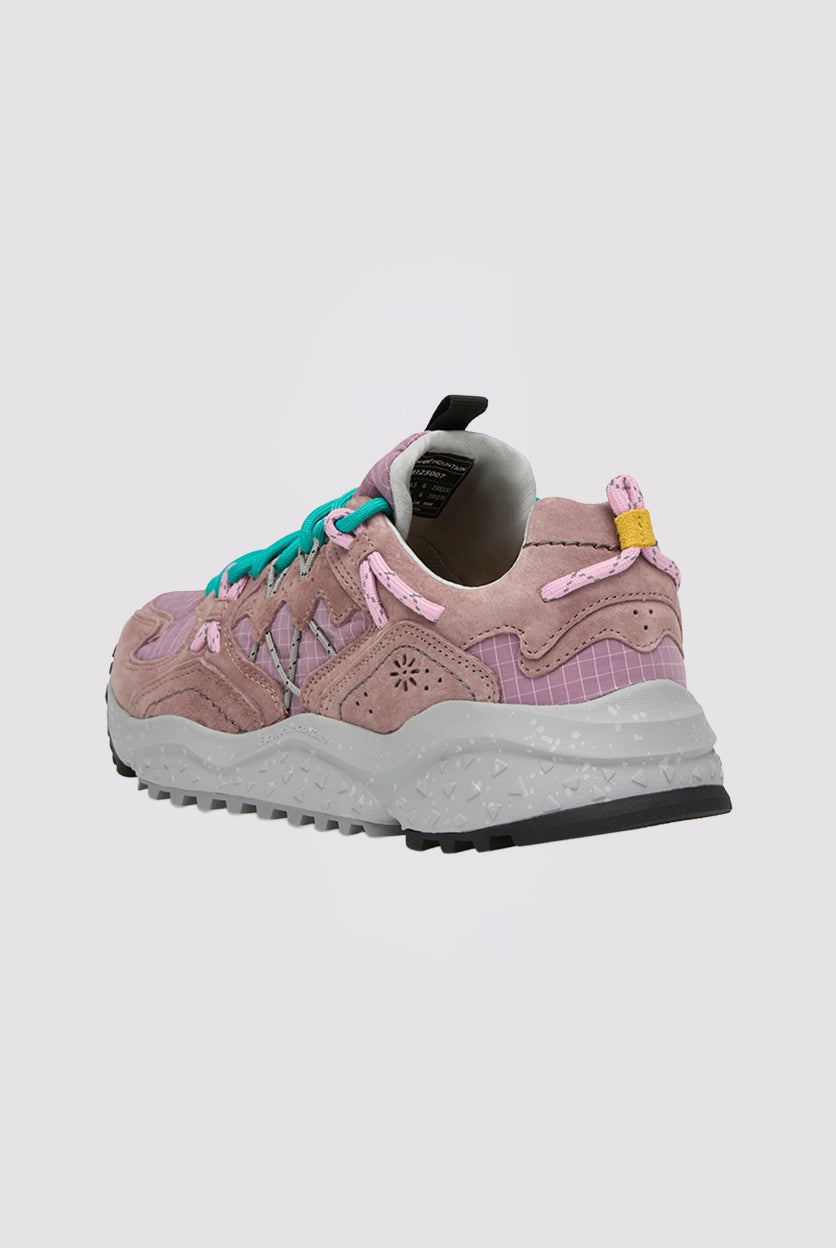 Sneakersy Yamabushi japońskiej marki Flower Mountain z gumowym, traktorowym spodem. Te buty łączą tkaninę ripstop i dopasowane kolorystycznie nakładki z zamszu z ultralekką gumową podeszwą, zapewniającą lekkość, przyczepność i całodzienny komfort. Wiązane za pomocą sznurówek inspirowanych obuwiem trekkingowym. Wewnątrz posiadają antybakteryjną, naturalną wkładkę z korka.
-Rozmiarówka butów jest standardowa. Zamów je w swoim normalnym rozmiarze