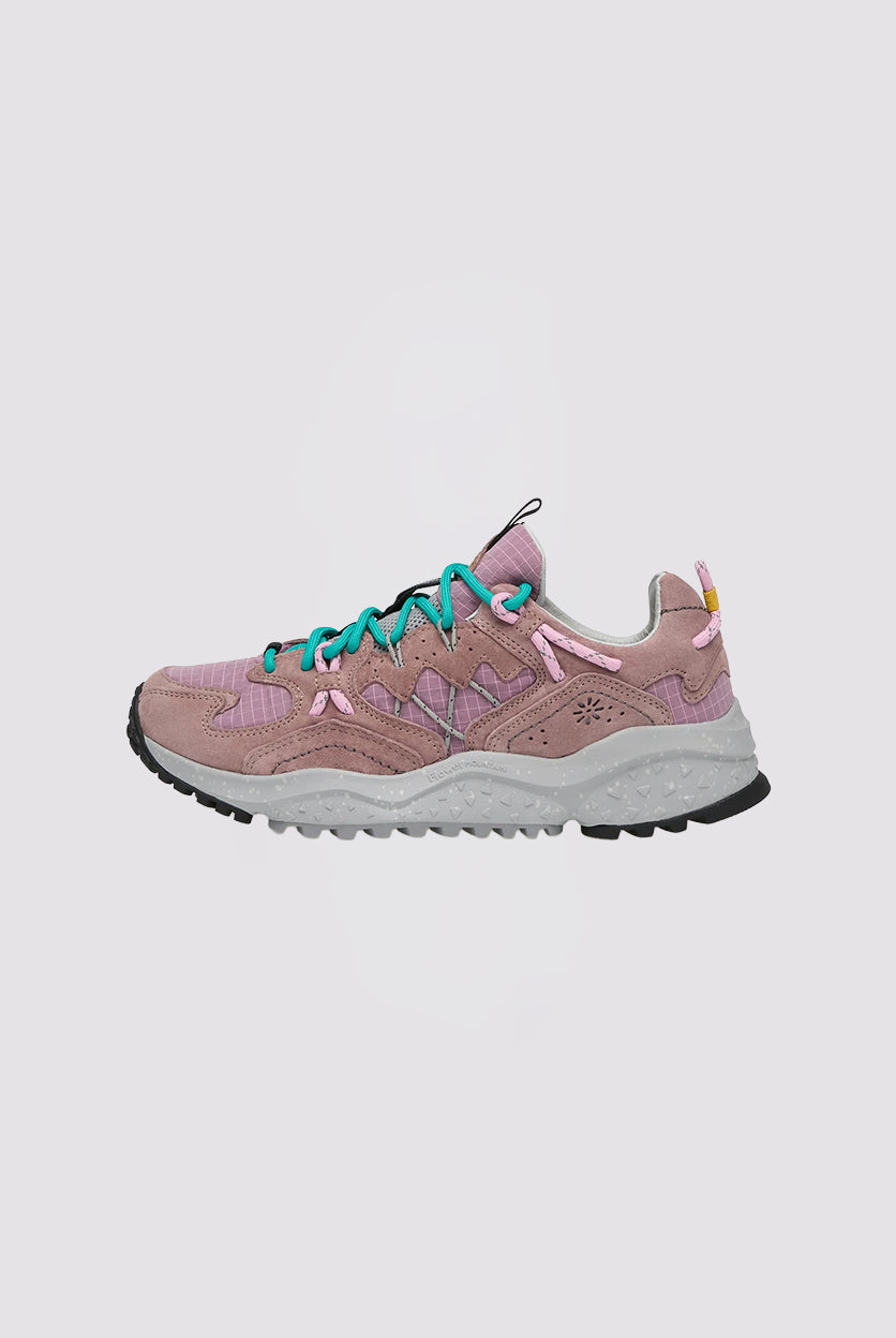 Sneakersy Yamabushi japońskiej marki Flower Mountain z gumowym, traktorowym spodem. Te buty łączą tkaninę ripstop i dopasowane kolorystycznie nakładki z zamszu z ultralekką gumową podeszwą, zapewniającą lekkość, przyczepność i całodzienny komfort. Wiązane za pomocą sznurówek inspirowanych obuwiem trekkingowym. Wewnątrz posiadają antybakteryjną, naturalną wkładkę z korka.
-Rozmiarówka butów jest standardowa. Zamów je w swoim normalnym rozmiarze