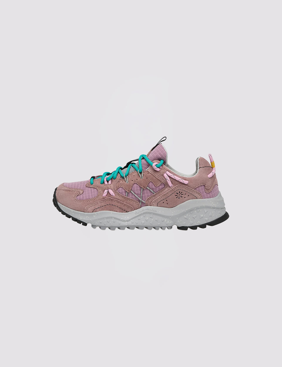 Sneakersy Yamabushi japońskiej marki Flower Mountain z gumowym, traktorowym spodem. Te buty łączą tkaninę ripstop i dopasowane kolorystycznie nakładki z zamszu z ultralekką gumową podeszwą, zapewniającą lekkość, przyczepność i całodzienny komfort. Wiązane za pomocą sznurówek inspirowanych obuwiem trekkingowym. Wewnątrz posiadają antybakteryjną, naturalną wkładkę z korka.
-Rozmiarówka butów jest standardowa. Zamów je w swoim normalnym rozmiarze