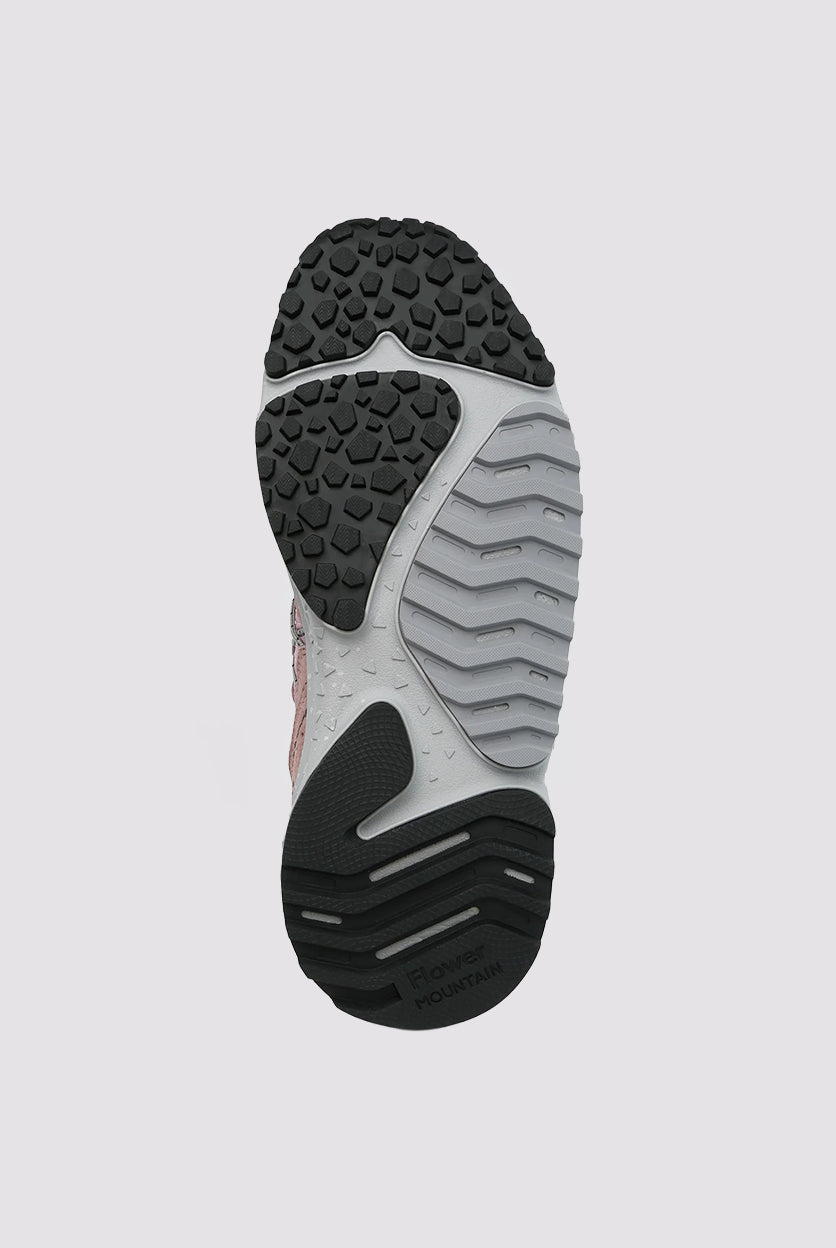 Sneakersy Yamabushi japońskiej marki Flower Mountain z gumowym, traktorowym spodem. Te buty łączą tkaninę ripstop i dopasowane kolorystycznie nakładki z zamszu z ultralekką gumową podeszwą, zapewniającą lekkość, przyczepność i całodzienny komfort. Wiązane za pomocą sznurówek inspirowanych obuwiem trekkingowym. Wewnątrz posiadają antybakteryjną, naturalną wkładkę z korka.
-Rozmiarówka butów jest standardowa. Zamów je w swoim normalnym rozmiarze