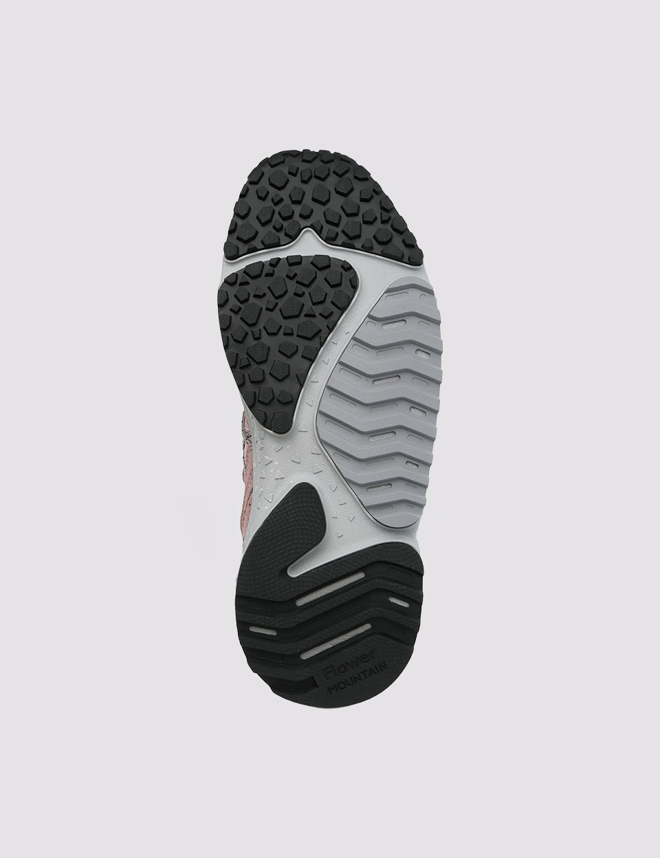 Sneakersy Yamabushi japońskiej marki Flower Mountain z gumowym, traktorowym spodem. Te buty łączą tkaninę ripstop i dopasowane kolorystycznie nakładki z zamszu z ultralekką gumową podeszwą, zapewniającą lekkość, przyczepność i całodzienny komfort. Wiązane za pomocą sznurówek inspirowanych obuwiem trekkingowym. Wewnątrz posiadają antybakteryjną, naturalną wkładkę z korka.
-Rozmiarówka butów jest standardowa. Zamów je w swoim normalnym rozmiarze