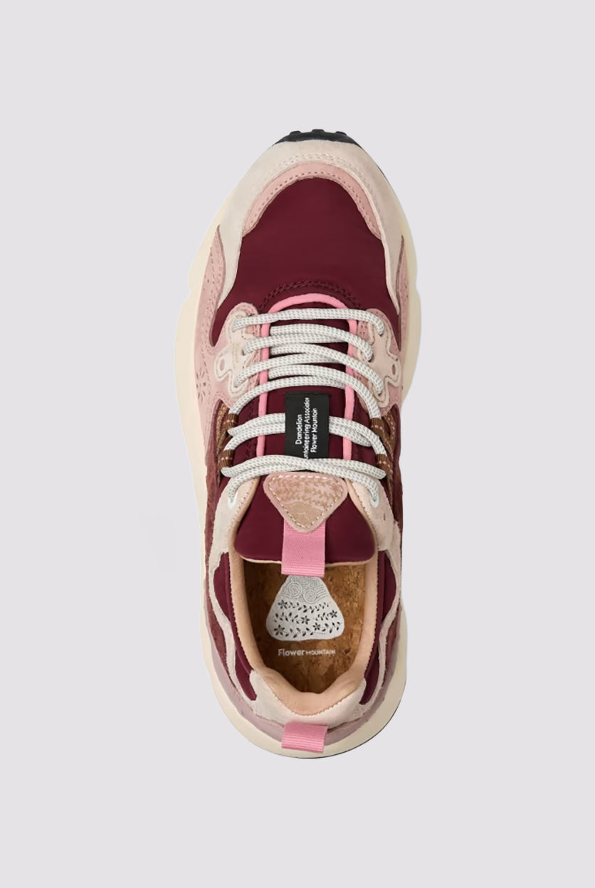 Sneakersy YAMANO 3 japońskiej marki Flower Mountain na lekkiej podeszwie z gumowym, traktorowym spodem. Wykonane z technicznej tkaniny oraz z kolorowych, zamszowych elementów dekorowanych, drobnymi, ażurowymi wzorkami. Wiązane za pomocą sznurówek inspirowanych obuwiem trekkingowym. Wewnątrz posiadają antybakteryjną, naturalną wkładkę z korka.