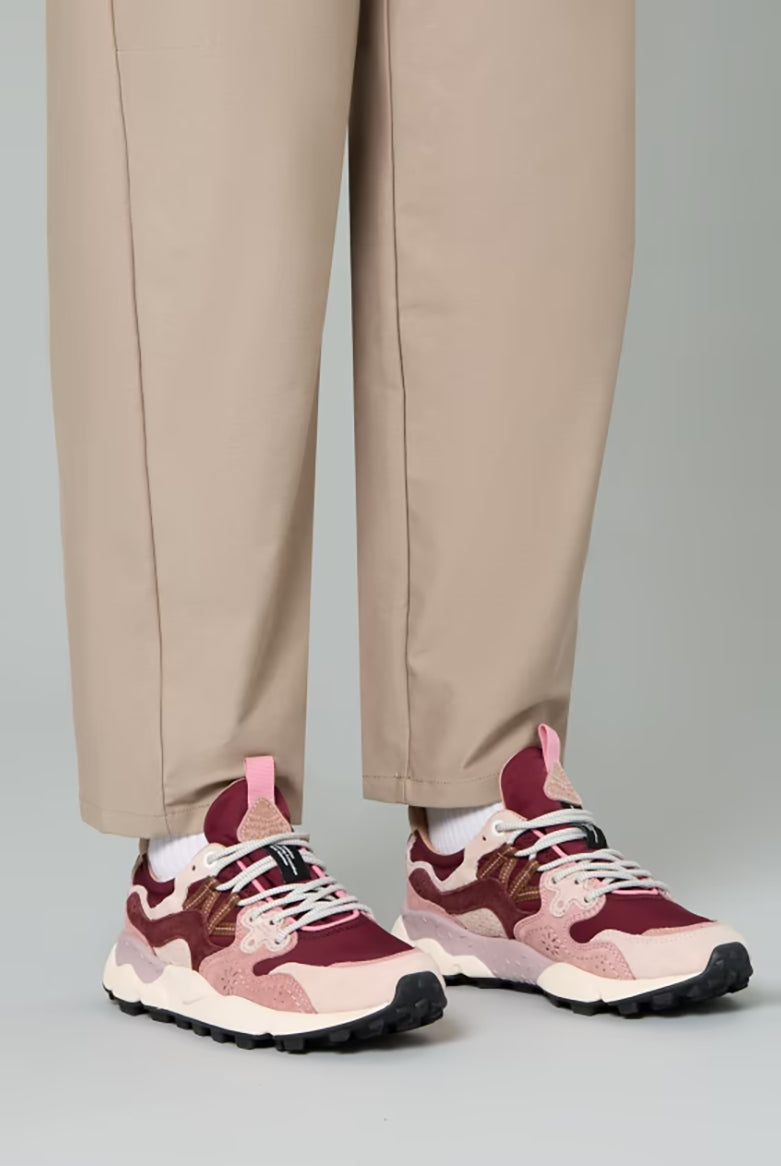 Sneakersy YAMANO 3 japońskiej marki Flower Mountain na lekkiej podeszwie z gumowym, traktorowym spodem. Wykonane z technicznej tkaniny oraz z kolorowych, zamszowych elementów dekorowanych, drobnymi, ażurowymi wzorkami. Wiązane za pomocą sznurówek inspirowanych obuwiem trekkingowym. Wewnątrz posiadają antybakteryjną, naturalną wkładkę z korka.