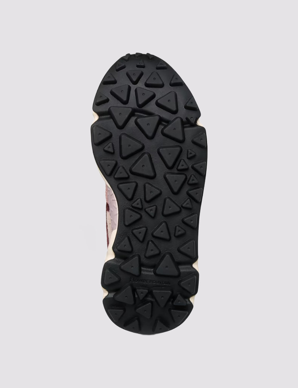 Sneakersy YAMANO 3 japońskiej marki Flower Mountain na lekkiej podeszwie z gumowym, traktorowym spodem. Wykonane z technicznej tkaniny oraz z kolorowych, zamszowych elementów dekorowanych, drobnymi, ażurowymi wzorkami. Wiązane za pomocą sznurówek inspirowanych obuwiem trekkingowym. Wewnątrz posiadają antybakteryjną, naturalną wkładkę z korka.