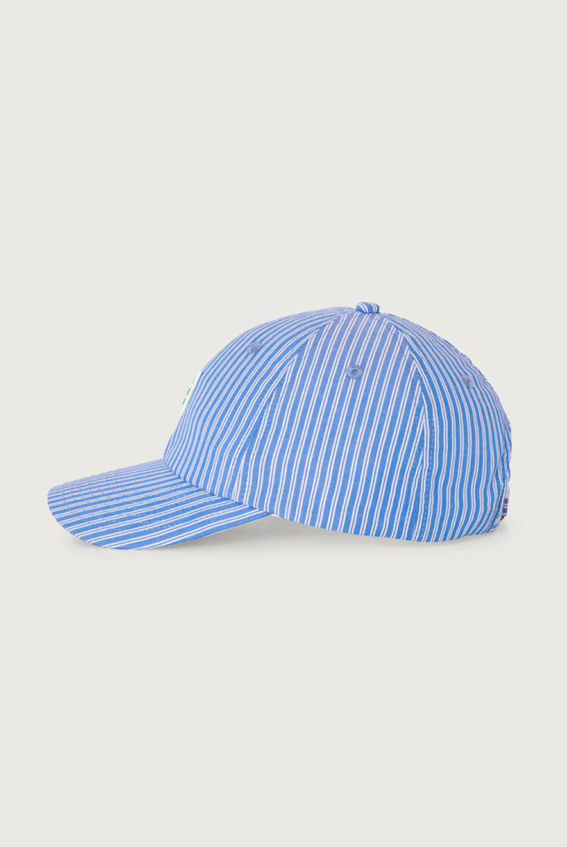 Klasyczna czapka z daszkiem ZAT24 Rayures Aqua American Vintage w paski. Wykonana z bawełnianej tkaniny. Z tyłu regulowana za pomocą paska. 