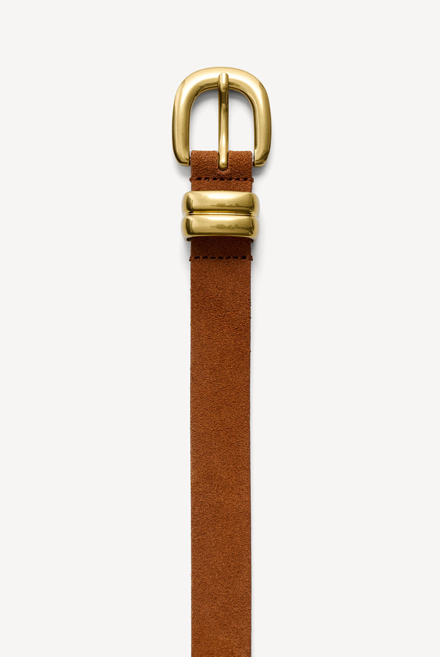 Zamszowy, cienki, klasyczny pasek Zoilo Suede Brown Patina By Malene Birger w brązowym kolorze. Posiada grubą, złotą sprzączkę. Idealny do sukienki i spodni stanem. 