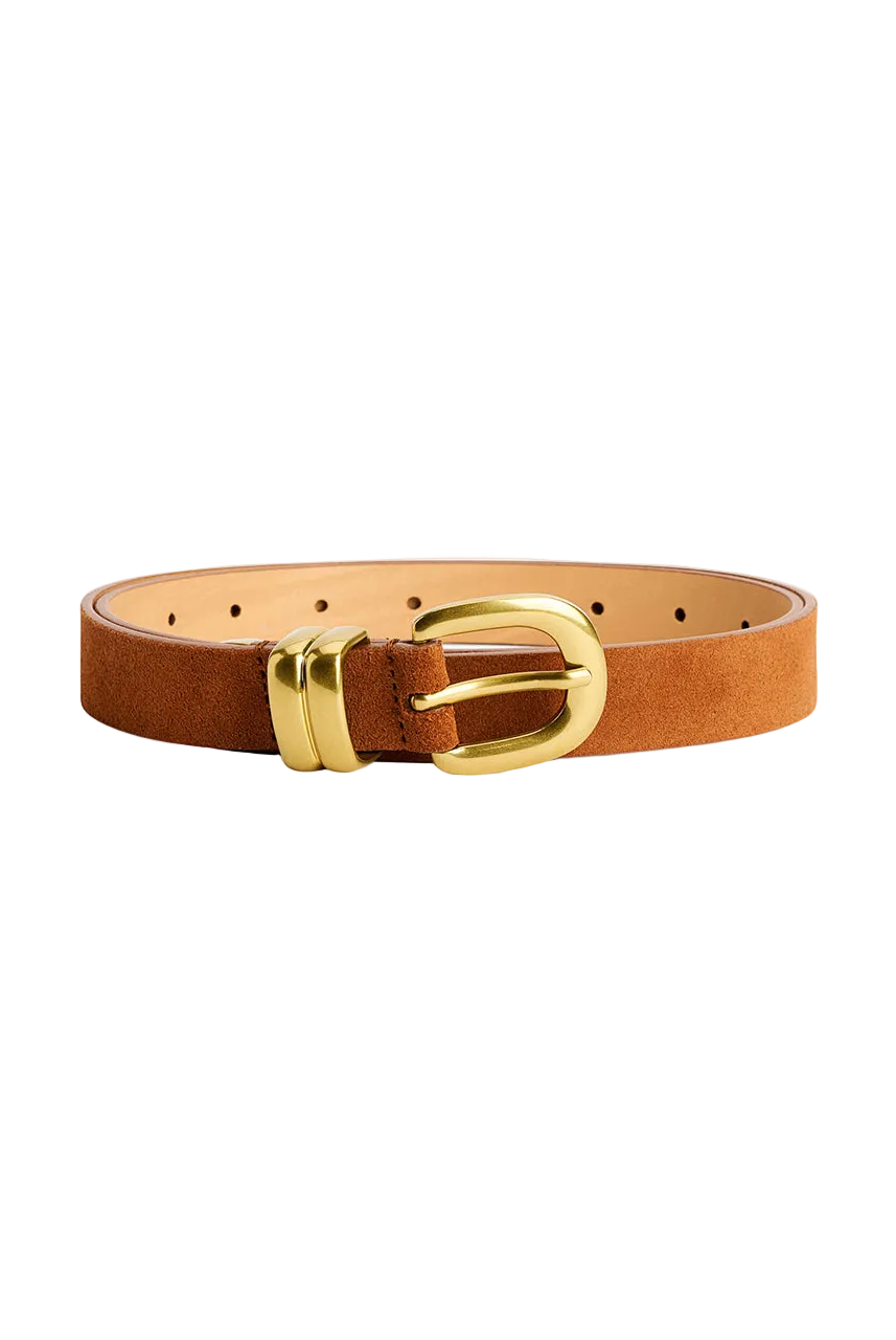 Zamszowy, cienki, klasyczny pasek Zoilo Suede Brown Patina By Malene Birger w brązowym kolorze. Posiada grubą, złotą sprzączkę. Idealny do sukienki i spodni stanem. 