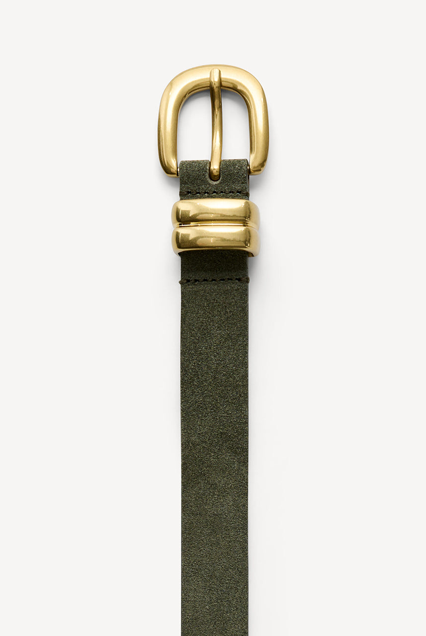Zamszowy, cienki, klasyczny pasek Zoilo Suede Deep Lichen Green By Malene Birger w zielonym kolorze. Posiada grubą, złotą sprzączkę. Idealny do sukienki i spodni stanem. 