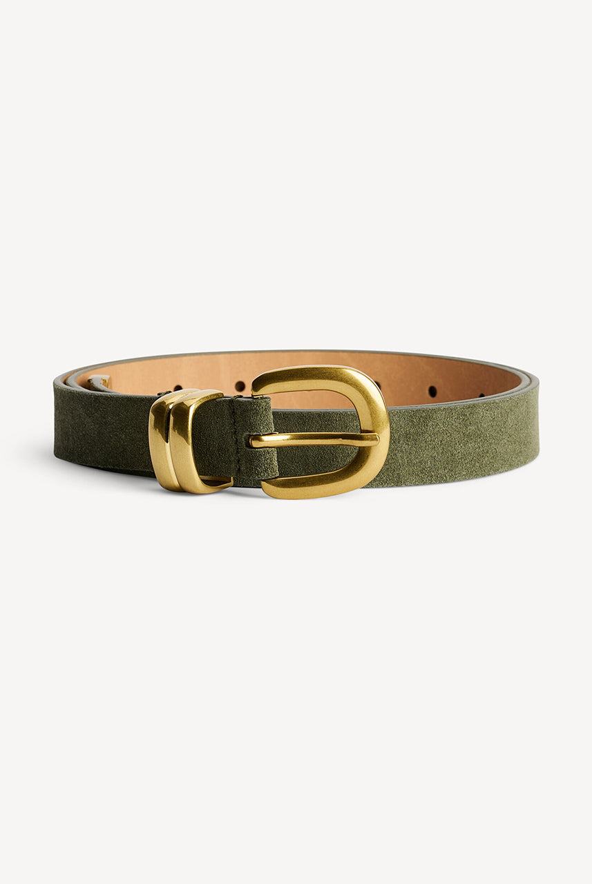 Zamszowy, cienki, klasyczny pasek Zoilo Suede Deep Lichen Green By Malene Birger w zielonym kolorze. Posiada grubą, złotą sprzączkę. Idealny do sukienki i spodni stanem. 
