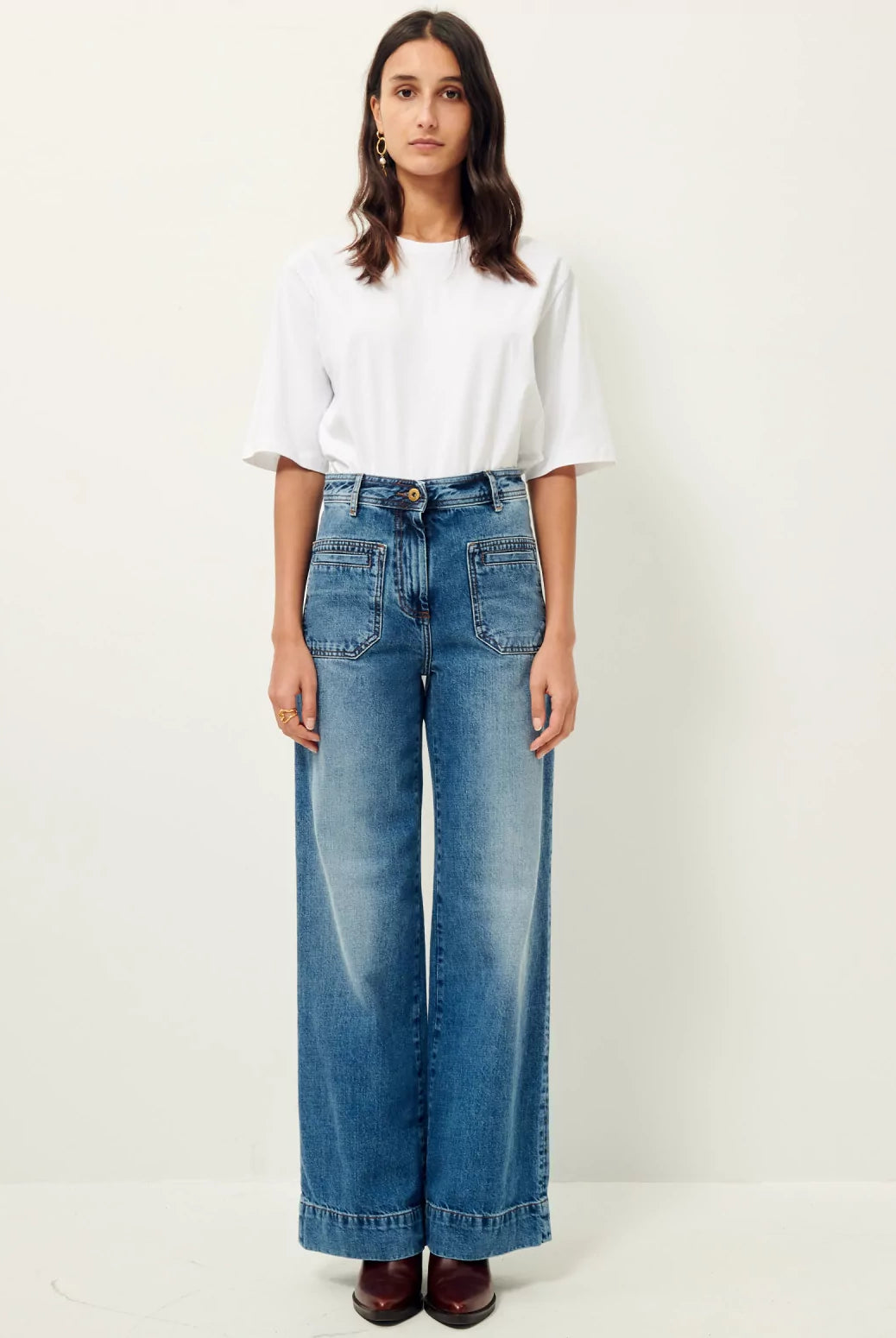 Niebieskie jeansy z wysokim stanem w stylu vintage Johnny O Vintage Blue Sessun. Posiadają długą, luźną nogawkę, która lekko rozszerza się u dołu. Wysoki stan przylega w biodrach co podkreśla sylwetkę