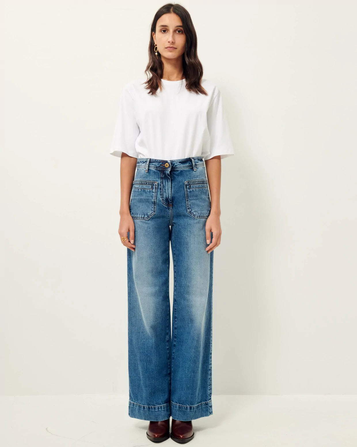 Niebieskie jeansy z wysokim stanem w stylu vintage Johnny O Vintage Blue Sessun. Posiadają długą, luźną nogawkę, która lekko rozszerza się u dołu. Wysoki stan przylega w biodrach co podkreśla sylwetkę