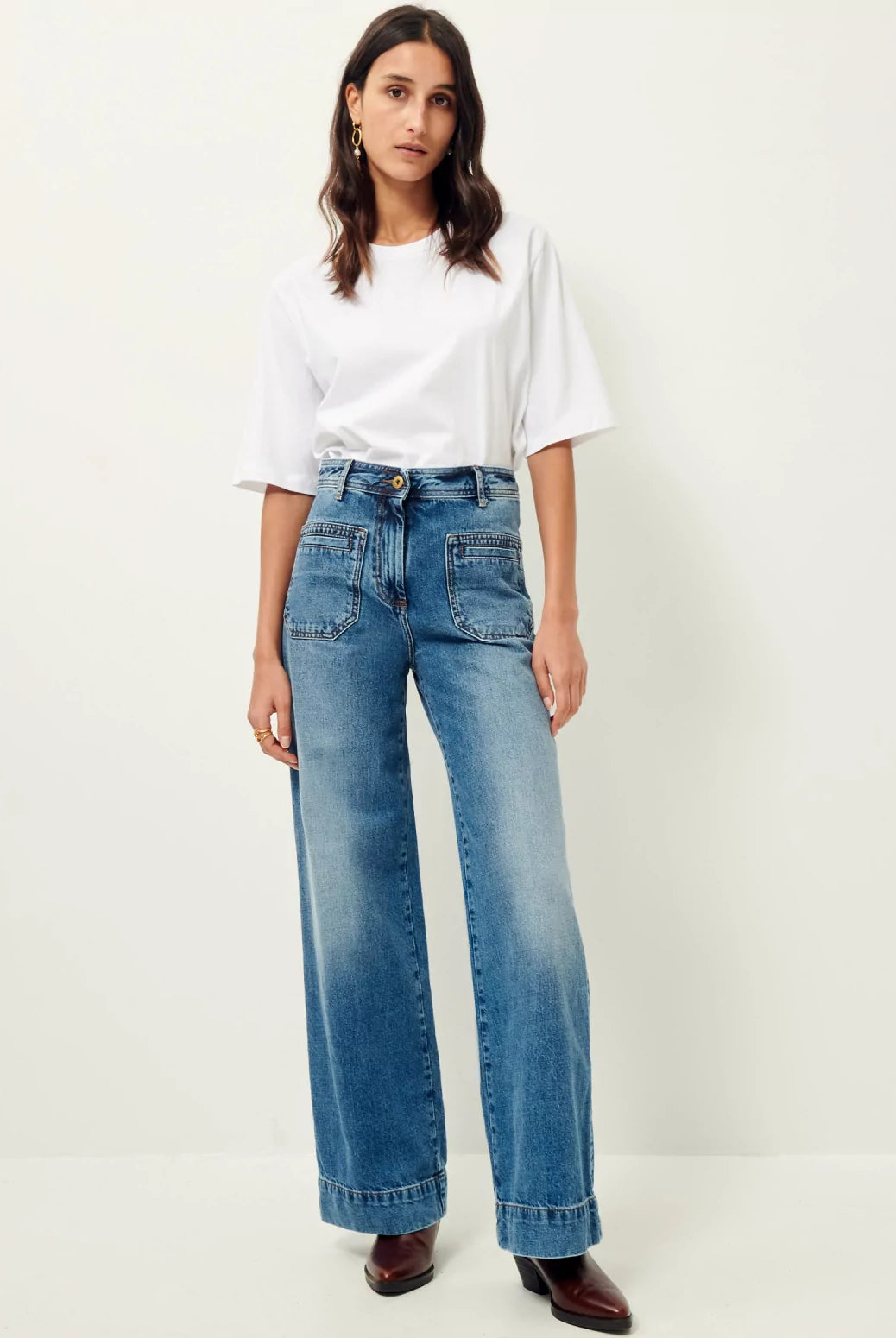 Niebieskie jeansy z wysokim stanem w stylu vintage Johnny O Vintage Blue Sessun. Posiadają długą, luźną nogawkę, która lekko rozszerza się u dołu. Wysoki stan przylega w biodrach co podkreśla sylwetkę