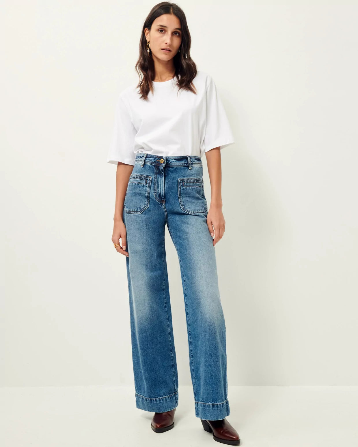 Niebieskie jeansy z wysokim stanem w stylu vintage Johnny O Vintage Blue Sessun. Posiadają długą, luźną nogawkę, która lekko rozszerza się u dołu. Wysoki stan przylega w biodrach co podkreśla sylwetkę