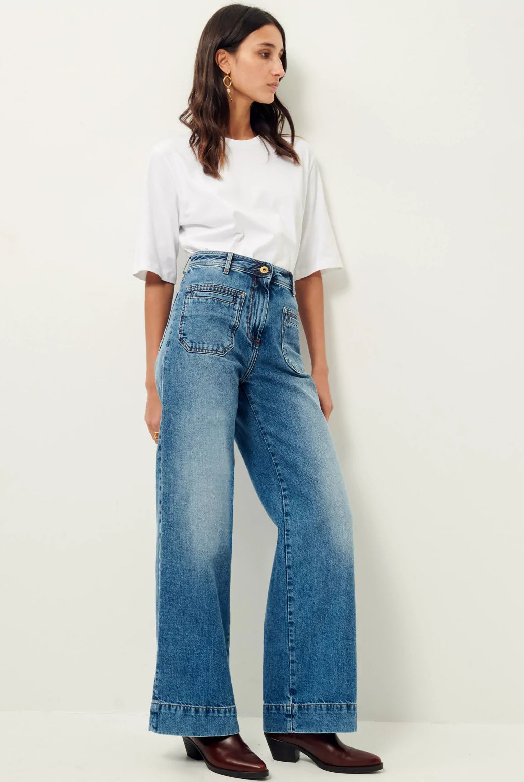 Niebieskie jeansy z wysokim stanem w stylu vintage Johnny O Vintage Blue Sessun. Posiadają długą, luźną nogawkę, która lekko rozszerza się u dołu. Wysoki stan przylega w biodrach co podkreśla sylwetkę