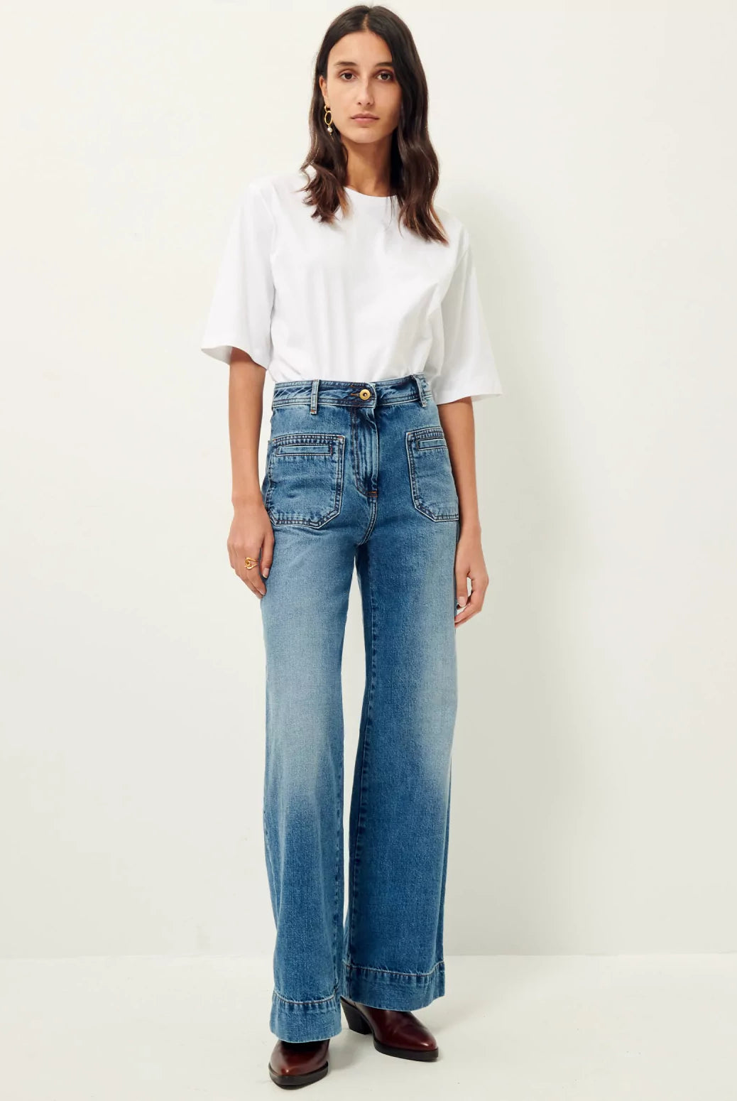 Niebieskie jeansy z wysokim stanem w stylu vintage Johnny O Vintage Blue Sessun. Posiadają długą, luźną nogawkę, która lekko rozszerza się u dołu. Wysoki stan przylega w biodrach co podkreśla sylwetkę