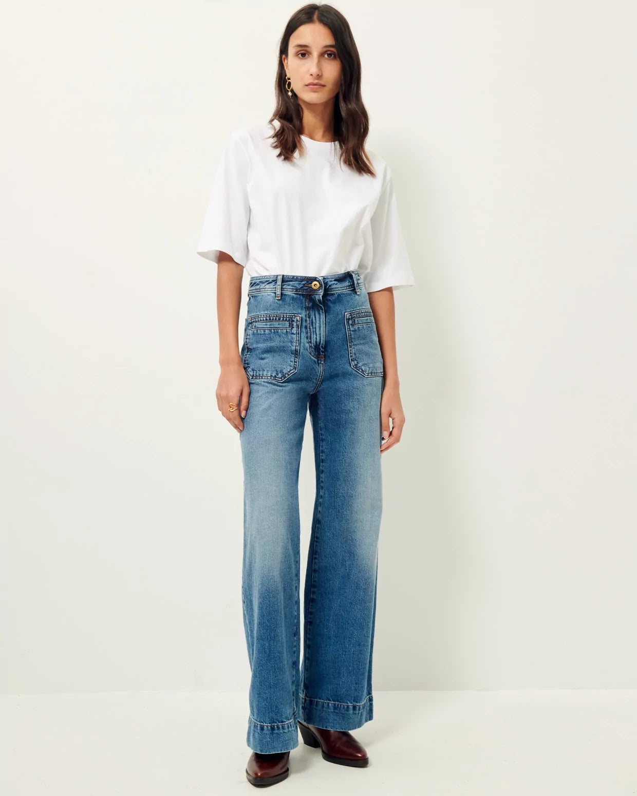 Niebieskie jeansy z wysokim stanem w stylu vintage Johnny O Vintage Blue Sessun. Posiadają długą, luźną nogawkę, która lekko rozszerza się u dołu. Wysoki stan przylega w biodrach co podkreśla sylwetkę
