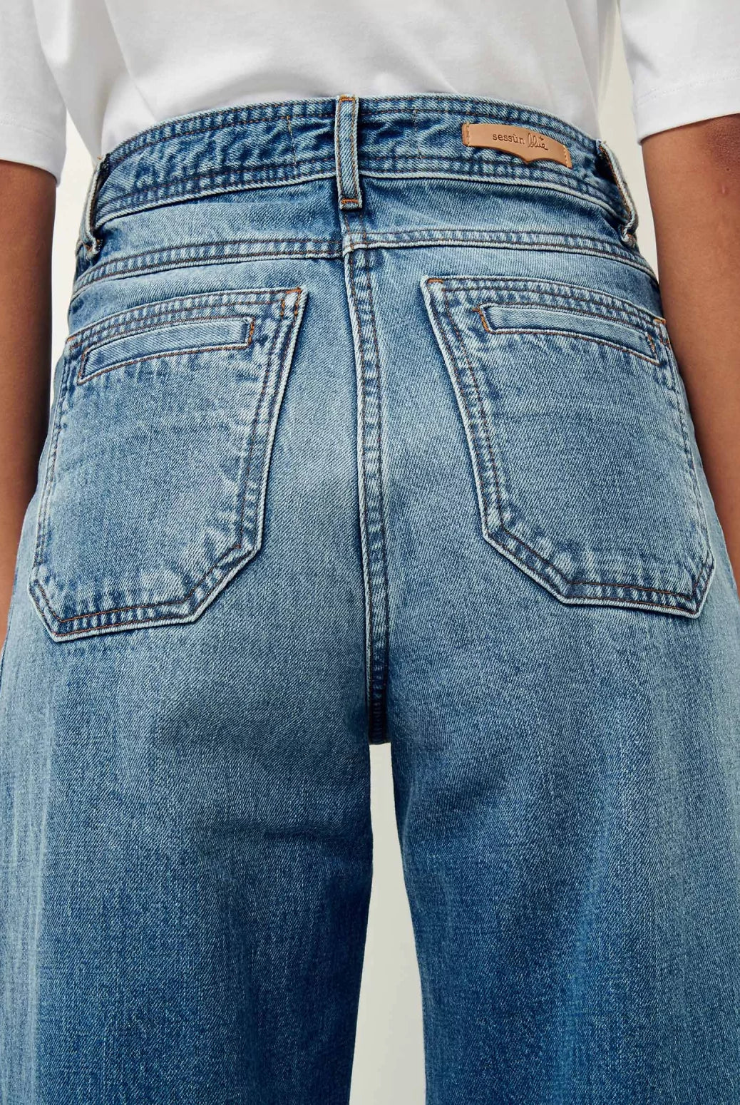 Niebieskie jeansy z wysokim stanem w stylu vintage Johnny O Vintage Blue Sessun. Posiadają długą, luźną nogawkę, która lekko rozszerza się u dołu. Wysoki stan przylega w biodrach co podkreśla sylwetkę