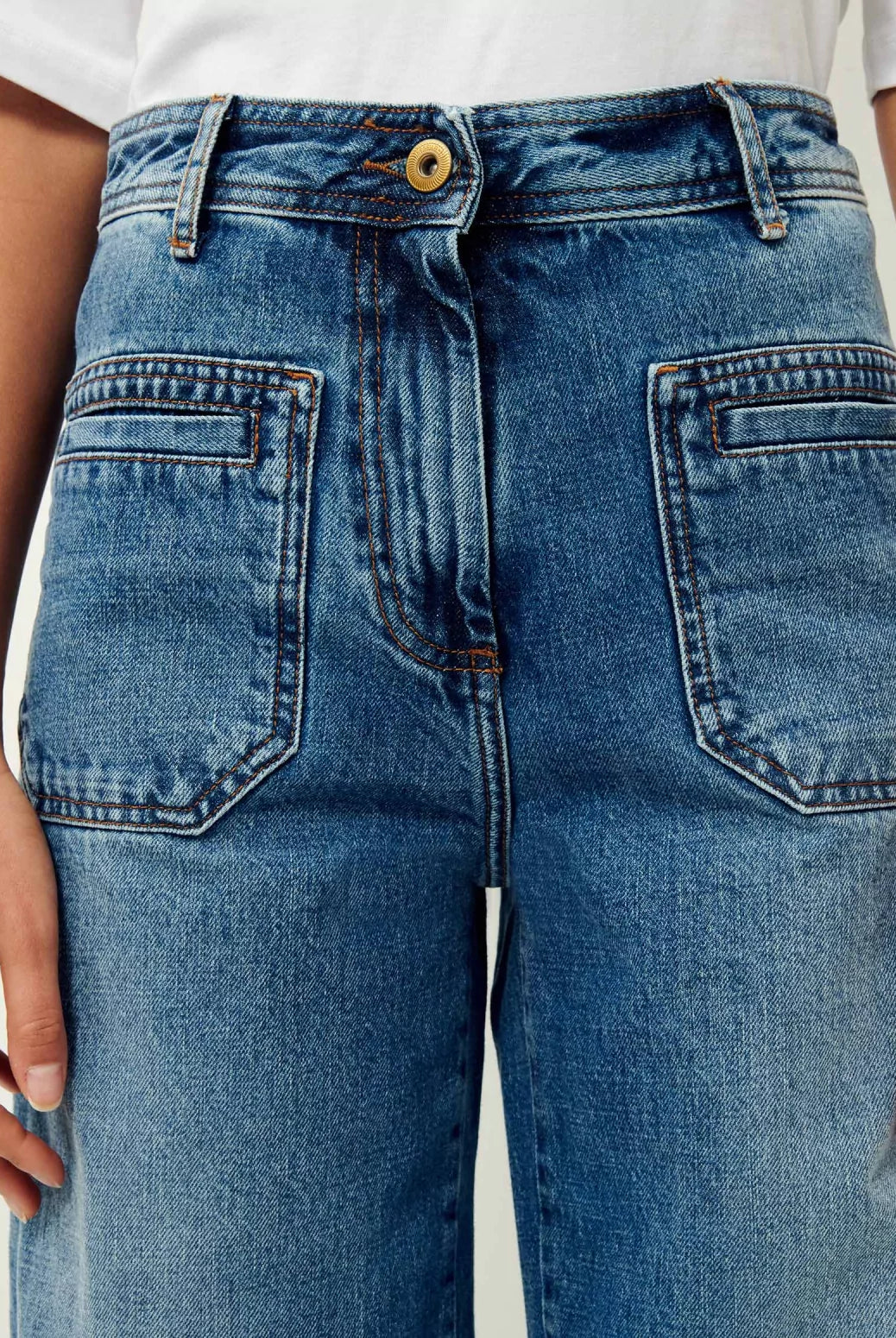 Niebieskie jeansy z wysokim stanem w stylu vintage Johnny O Vintage Blue Sessun. Posiadają długą, luźną nogawkę, która lekko rozszerza się u dołu. Wysoki stan przylega w biodrach co podkreśla sylwetkę